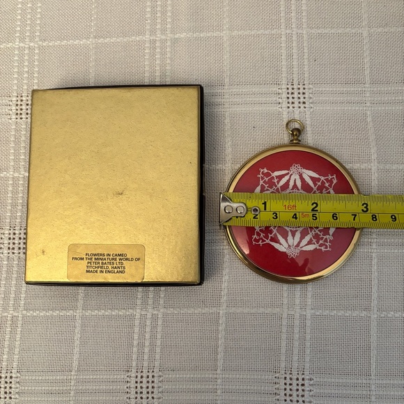 Vintage Peter Bates Flowers in Cameo Miniature Ornament - Picture 4 of 4